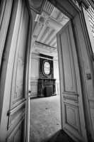 Urbex verlaten herenhuis zwart wit.