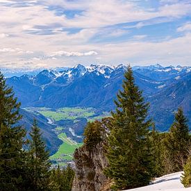 Vue panoramique sur les montagnes enneigées du Chiemgau avec la forêt et le ciel bleu clair en arrière-plan le lac Chiemsee en Bavière sur Thomas Heitz