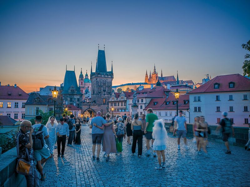 Prag - belebte Karlsbrücke am Abend von t.ART