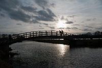 zwei Wanderer auf der Brücke