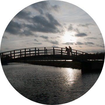 2 wandelaars op een brug van Norbert Erinkveld