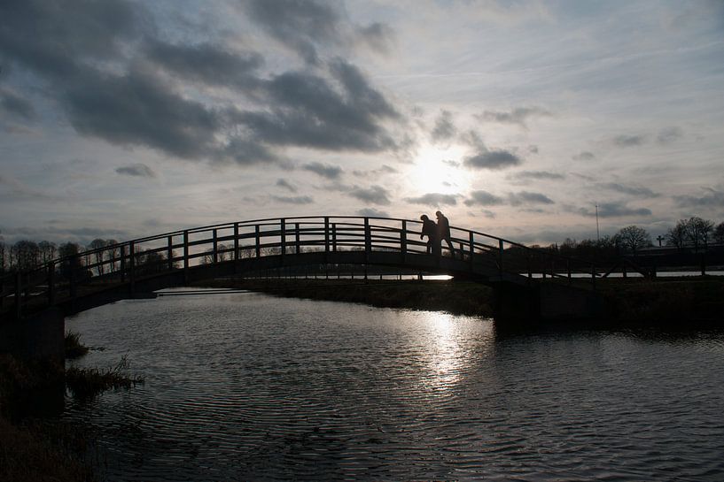2 wandelaars op een brug van Norbert Erinkveld
