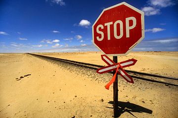 Bahnübergang in der Wüste:  STOP!