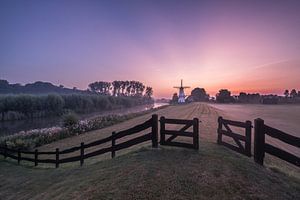 Molen De Vlinder aan de rivier de Linge in de Betuwe van Moetwil en van Dijk - Fotografie