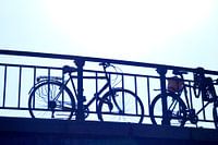 Fietsen op brug Amsterdam