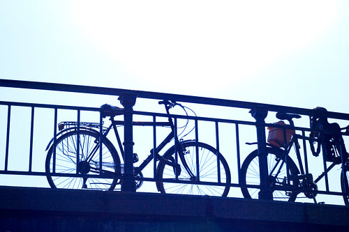 Fietsen op brug Amsterdam