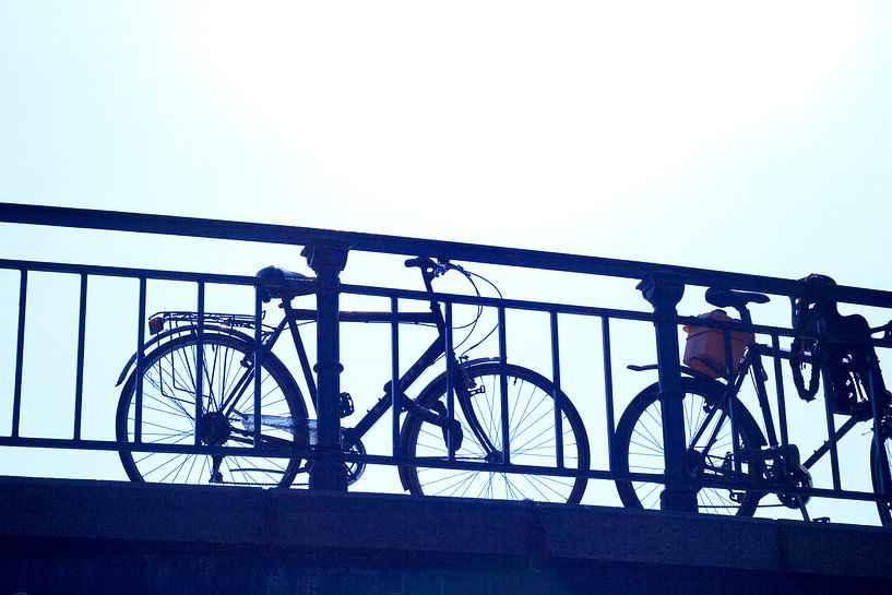 Fietsen op brug Amsterdam van Studio LINKSHANDIG Amsterdam