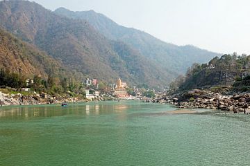 De heilige rivier de Ganges bij  Laxmanjhula in India van Eye on You
