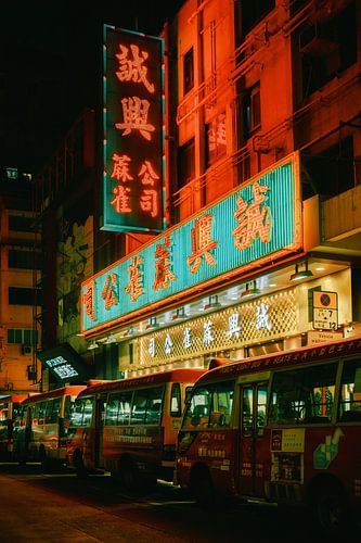 Stedelijk Hongkong: minibussen en neonlichten 's nachts