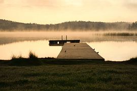 Ponton qui s'étend dans un lac suédois sur Martin Köbsch