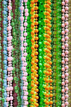 Close-up van veelkleurige kralen strings vrolijk van Tony Vingerhoets