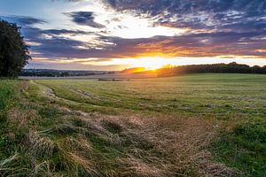 Coucher de soleil sur un paysage vallonné au Danemark sur Evert Jan Luchies