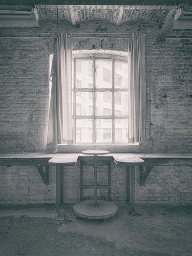 Verlassene Orte: Gips-Arbeitstisch der Sphinx-Fabrik Maastricht. von OK-ART