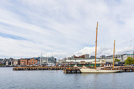 Blick über den Oslofjord auf Häuser und ein Segelschiff von Rico Ködder