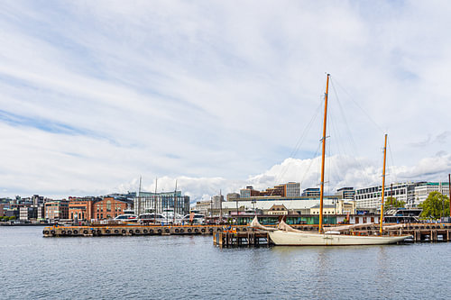 Blick über den Oslofjord auf Häuser und ein Segelschiff