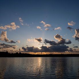 Dramatische zonsondergang aan het water in Nederland van Sofie Duchateau