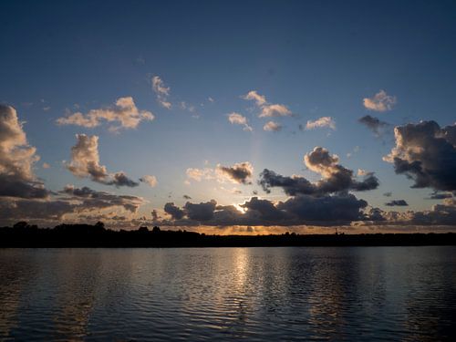 Dramatischer Sonnenuntergang auf dem Wasser in den Niederlanden