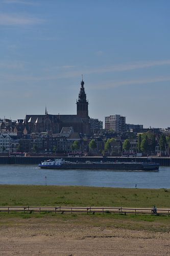 Zicht op Nijmegen met de St Stevenskerk.