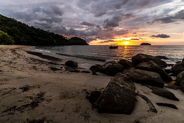 Coucher de soleil sur la plage sur Femke Ketelaar