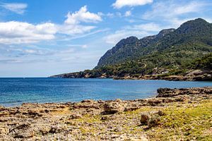 Baai voor het schiereiland La Victoria, Mallorca van Reiner Conrad