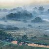 Mist boven Derwent Water van Ron Buist
