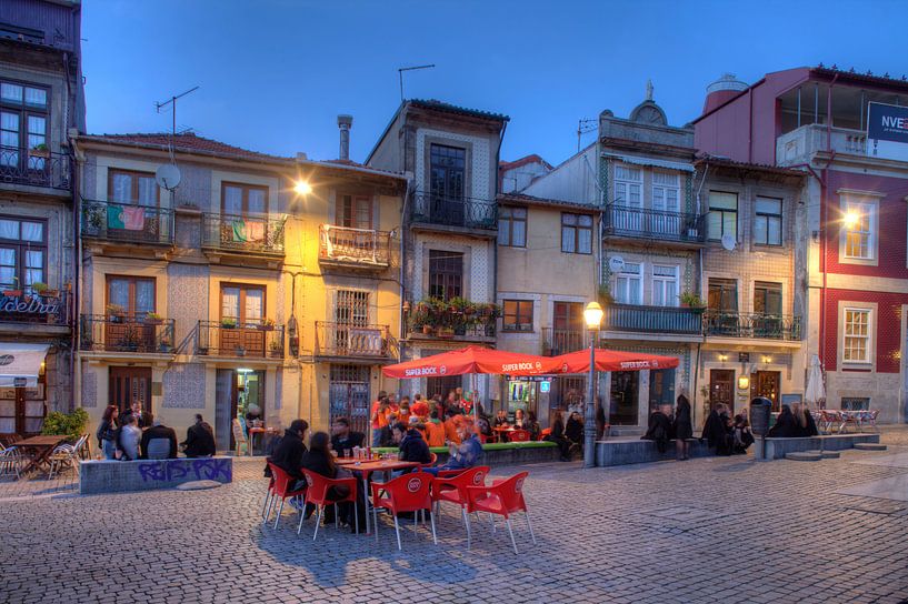 Platz Campo dos Martires da Patria bei  Abenddämmerung, Porto, Portugal von Torsten Krüger