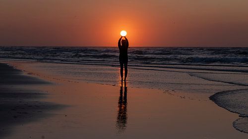 Silhouette van een vrouw met de zon