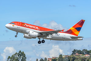 Avianca Airbus A318 hebt vom Flughafen Medellin ab.