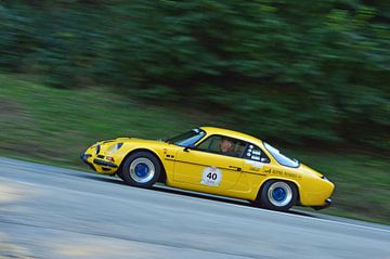 Renault Alpine A110 1600 op de berg - Eggberg Klassik 2019 van Ingo Laue