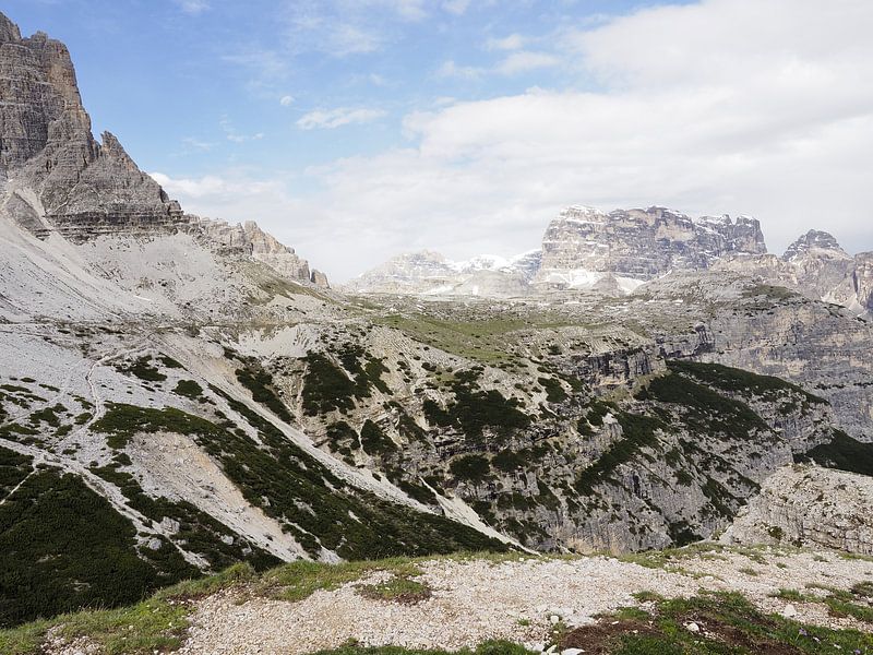 Photo de montagne spectaculaire des célèbres Trois Cimets dans les Dolomites - un motif intemporel pour tous les amoureux de la montagne. Des structures claires, des parois rocheuses impressionnantes et le décor alpin incomparable par Miriam Schwarzfischer Fotografie
