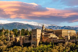 Alhabra in Granada Andalusië met wolken van Dieter Walther