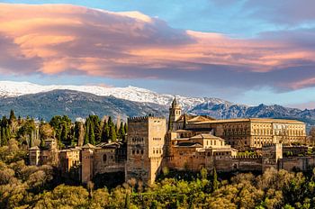 Alhambra in Granada Andalusien mit Wolken