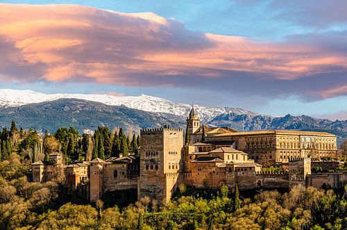 Alhabra à Grenade Andalousie avec les nuages