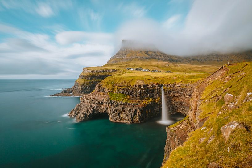 Cascade de Múlafossur à Gásadalur par Maikel Claassen Fotografie