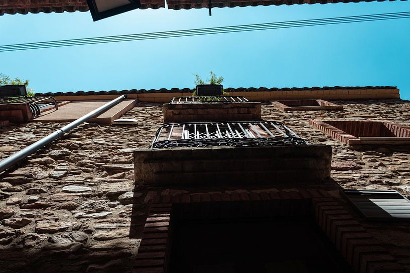 Balkon aan een middeleeuws gebouw by Dennis Kluytmans