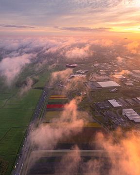 AZ Stadion au-dessus des champs de tulipes au lever du soleil sur Ewold Kooistra