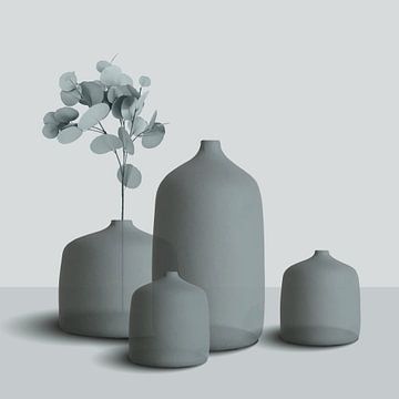 Stilleven van ceramiek, vazen en potten met tak, stijlvolle compositie in grijs-blauw