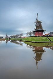 De stadsgracht van Dokkum met zijn herkenbare molens en bomenrij van Harrie Muis