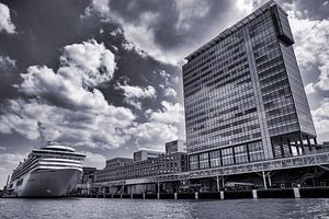Le terminal et le bateau de croisière sous un beau soleil