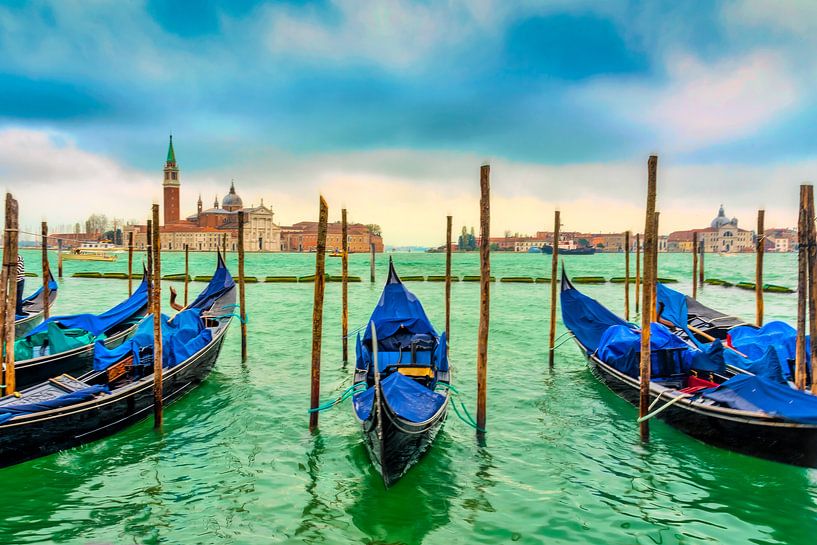 zicht op de wachtende gondels  in het helder groene water van  de Lagune in Venetië Italië van Rita Phessas