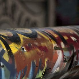 Graffiti gekleurde balk van Agnes Meijer