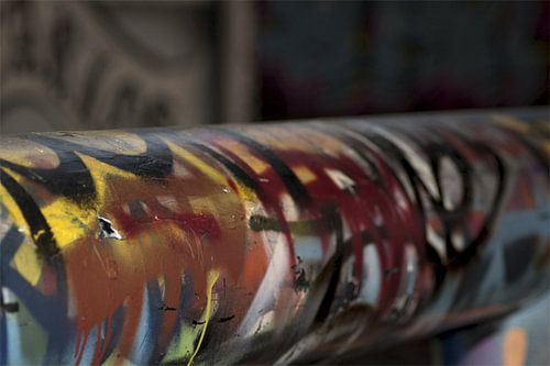 Graffiti gekleurde balk van Agnes Meijer