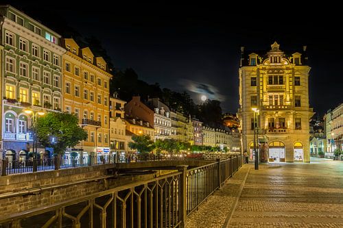 Karlovy vary Op de oever van de rivier in de volle maan
