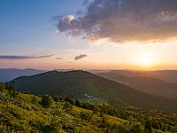 De ondergaande zon over de bergen van de Vogezen in Frankrijk