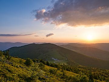 De ondergaande zon over de bergen van de Vogezen in Frankrijk