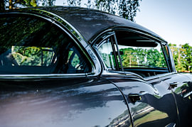 Cadillac Sedan deVille 1958: Linien zwischen Glas und Karosserie