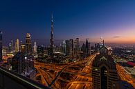 Zicht op downtown Dubai in blauwe uurtje van Arno Lambregtse thumbnail