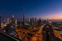 Zicht op downtown Dubai in blauwe uurtje