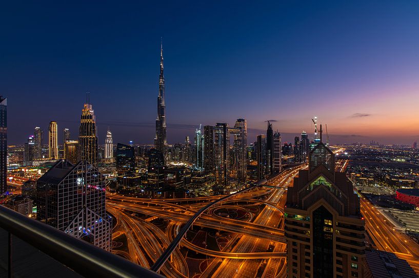 Zicht op downtown Dubai in blauwe uurtje van Arno Lambregtse