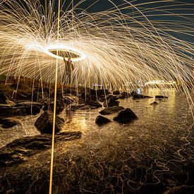 Feuerwerk am Wasser in der Nähe von Rhenen von Fotografiecor .nl